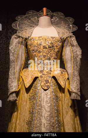 Londres, Royaume-Uni. 22/10/2015. Pour voir les costumes conçus par Sandy Powell pour le film Shakespeare in Love où il a été porté par Gwyneth Paltrow. L'exposition de costumes habillés par des anges, 175 ans de costumes de fantaisie chambre des anges. L'exposition, qui est maintenant la réservation jusqu'à 3 janvier 2016, dispose de plus de 130 tenues de le monde du cinéma, télévision et théâtre et raconte aussi l'histoire derrière les anges, la plus grande maison de costumes. Banque D'Images