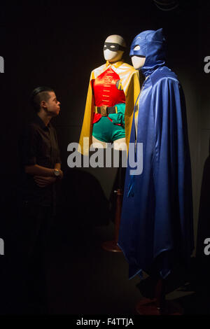 Londres, Royaume-Uni. 22/10/2015. Robin et Batman costumes portés par Rodney (Nicholas) et Lindhurst Delboy (David Jason) à partir de seulement les imbéciles et les chevaux. L'exposition de costumes habillés par des anges, 175 ans de costumes de fantaisie chambre des anges. L'exposition, qui est maintenant la réservation jusqu'à 3 janvier 2016, dispose de plus de 130 tenues de le monde du cinéma, télévision et théâtre et raconte aussi l'histoire derrière les anges, la plus grande maison de costumes. Banque D'Images