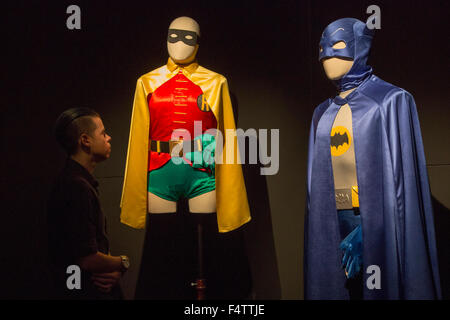 Londres, Royaume-Uni. 22/10/2015. Robin et Batman costumes portés par Rodney (Nicholas) et Lindhurst Delboy (David Jason) à partir de seulement les imbéciles et les chevaux. L'exposition de costumes habillés par des anges, 175 ans de costumes de fantaisie chambre des anges. L'exposition, qui est maintenant la réservation jusqu'à 3 janvier 2016, dispose de plus de 130 tenues de le monde du cinéma, télévision et théâtre et raconte aussi l'histoire derrière les anges, la plus grande maison de costumes. Banque D'Images