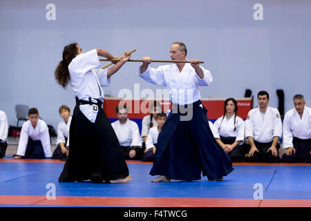 Thessalonique, Grèce, Oktober18 2015 : Démonstration par les hommes et femmes facultés des arts martiaux traditionnels japonais, le judo, carat Banque D'Images