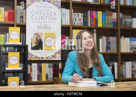 Coral Gables, FL, USA. 22 octobre, 2015. MIAMI - 22 OCTOBRE : ex-première fille Chelsea Clinton signe des exemplaires de son livre intitulé ''Que faites-vous ?'' pour la foule de fans à la librairie Livres et livres à Coral Gables, en Floride.Crédit : Andrew Patron/Zuma Wire Crédit : Andrew Patron/ZUMA/Alamy Fil Live News Banque D'Images