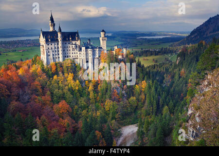 Le château de Neuschwanstein, Allemagne. Vue sur le château de Neuschwanstein au cours de l'automne au coucher du soleil. Banque D'Images