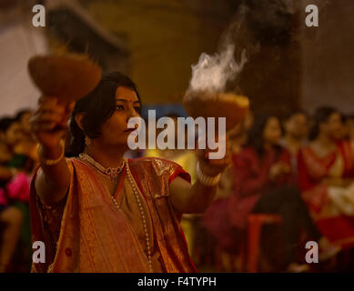 Bengali traditionnel de la femme Dhunuchi au cours de danse le Durga Puja Festival en Inde Banque D'Images