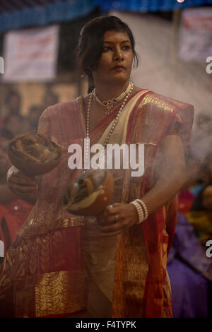 Bengali traditionnel de la femme Dhunuchi au cours de danse le Durga Puja Festival en Inde Banque D'Images