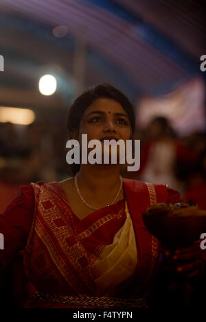 Bengali traditionnel de la femme Dhunuchi au cours de danse le Durga Puja Festival en Inde Banque D'Images