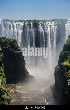 VICTORIA FALLS, AU ZIMBABWE, l'Afrique - Victoria Falls (Mosi-oa-Tunya) , plus grande cascade , sur la rivière Zambèze Banque D'Images