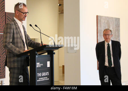 Sydney, Australie. 23 octobre 2015. L'une des plus importantes collections de tableaux de maîtres anciens européen jamais vu en Australie, les plus grands fournit une occasion unique pour les visiteurs de contempler l'extraordinaire qualité de plus de 70 peintures et dessins de maître de l'ensemble de quatre siècles à l'Art Gallery de NSW. L'exposition marque la première fois que deux œuvres ont été exposées en Australie. Photo : Michael Brand, Directeur de l'AGNSW parlant à l'aperçu du média avec Michael Clarke, CBE, directeur du Scottish National Gallery. Crédit : Richard Milnes/Alamy Banque D'Images