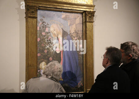 Sydney, Australie. 23 octobre 2015. L'une des plus importantes collections de tableaux de maîtres anciens européen jamais vu en Australie, les plus grands fournit une occasion unique pour les visiteurs de contempler l'extraordinaire qualité de plus de 70 peintures et dessins de maître de l'ensemble de quatre siècles à l'Art Gallery de NSW. L'exposition marque la première fois que deux œuvres ont été exposées en Australie. Sur la photo : La Vierge adorant l'Enfant Jésus endormi (c1485) par Botticelli. Crédit : Richard Milnes/Alamy Live News Banque D'Images