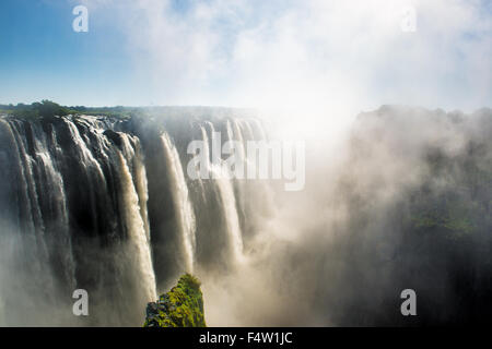VICTORIA FALLS, AU ZIMBABWE, l'Afrique - Victoria Falls (Mosi-oa-Tunya) , plus grande cascade , sur la rivière Zambèze Banque D'Images
