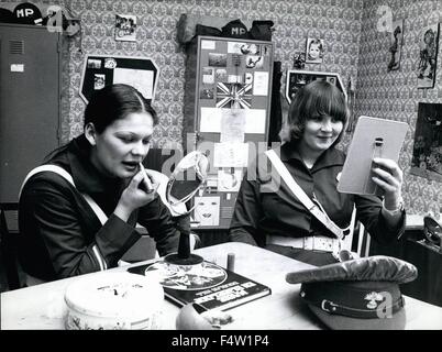 1978 - MP's avec des armes - et le rouge à lèvres ! : à la caserne de la 6e compagnie de la Police Militaire Belge à Cologne (West-Germany), il est tout à fait quelque chose de nouveau à regarder : trois femmes parlementaires. Les charmantes jeunes filles belges sont les premières femmes à servir à la police militaire du 1er corps de la forces de l'OTAN en Allemagne de l'Ouest. Ils portent les mêmes uniformes et d'armes que leurs collègues hommes et ont les mêmes devoirs : les contrôles de véhicules et de conducteurs, stand-by, l'entretien de leurs propres voitures de patrouille ainsi que de participer à des manoeuvres.Ils peuvent être considérés comme pionniers sur thei Banque D'Images