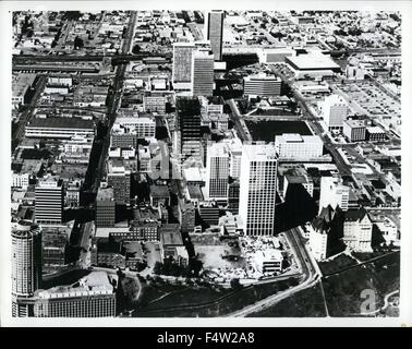 1968 - Ville avec un triple skyline toutes les grandes villes est très fier de sa ville. Edmonstonians sont fiers de tous les trois des leurs. avec la vallée de la rivière Saskatchewan Nord fournissant un chemin en zig zag -de loisirs au coeur de la ville, Edmonton a un centre-ville vers le nord de la rivière, un midtown skyline à l'ouest et l'université de l'Alberta, du côté sud de la ville. Centre-ville - avec le seul centre municipal prévu officiellement en Amérique du Nord, ce qui représente un total de dépenses prévues de motet et déménagement vers l'achèvement 00,00, Edmonton's central core est une ruche Banque D'Images