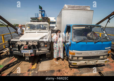 Kasane, Botswana - livre blanc de 1994 Land Rover Defender 110 sur barge traversant la rivière. Banque D'Images