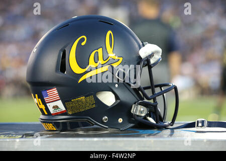 Pasadena, CA. 22 octobre, 2015. Le casque de Cal dans le jeu entre la porte et le cal, UCLA Bruins le Rose Bowl de Pasadena, CA. Photographe : Peter Renner and Co/Cal Sport Media/Alamy Live News Banque D'Images