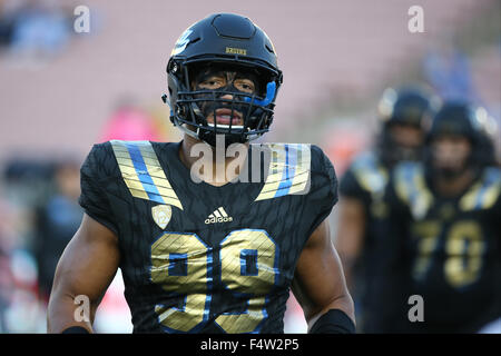 Pasadena, CA. 22 octobre, 2015. Le joueur de ligne défensive UCLA Bruins Matt Dickerson # 99 montre son visage peinture avant le match entre l'Ours et le cal, UCLA Bruins le Rose Bowl de Pasadena, CA. Photographe : Peter Renner and Co/Cal Sport Media/Alamy Live News Banque D'Images