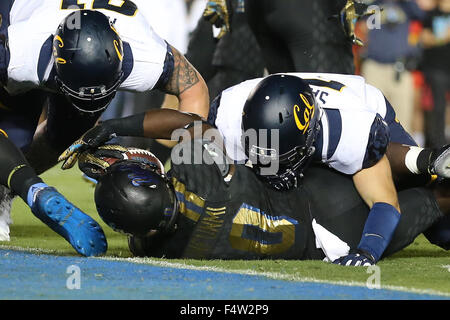 Pasadena, CA. 22 octobre, 2015. Running back UCLA Bruins Bolu Olorunfunmi # 20 atteint avec la balle pour la fin de la zone dans le jeu entre la porte et le cal, UCLA Bruins le Rose Bowl de Pasadena, CA. Photographe : Peter Renner and Co/Cal Sport Media/Alamy Live News Banque D'Images