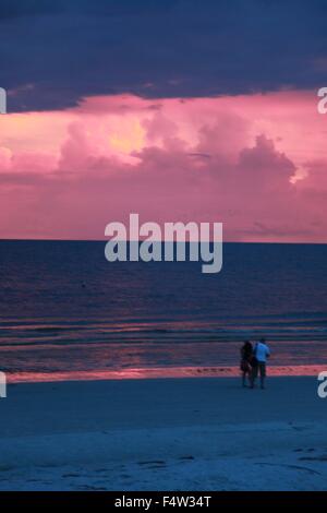 Fort Myers, Floride, USA. 9 Août, 2013. Fort Myers Beach pier lors d'un coucher de soleil rougeoyant rose. Situé le long du golfe du Mexique, à une courte distance en voiture de Fort Myers, Sanibel Island est à juste titre célèbre pour ses couchers de soleil, de phare et de villégiature de luxe. De loin, l'activité la plus populaire est l'artillerie vous pouvez à peine marcher d'un pas sur la plage sans se livrer à la soi-disant ''Sanibel Stoop'' pour chercher des coquillages. © Ruaridh Stewart/ZUMA/Alamy Fil Live News Banque D'Images