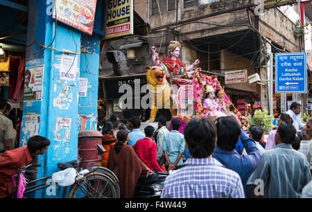 New Delhi, Inde. 22 octobre, 2015. Personnes participent à la fête de Dussehra à New Delhi, Inde, le 22 octobre 2015. Festival de Dussehra commémore la victoire du dieu hindou Rama sur Ravana. La combustion des effigies de Ravana, signifiant la victoire du bien sur le mal, apporte les festivités à sa fin. Credit : Bi Xiaoyang/Xinhua/Alamy Live News Banque D'Images