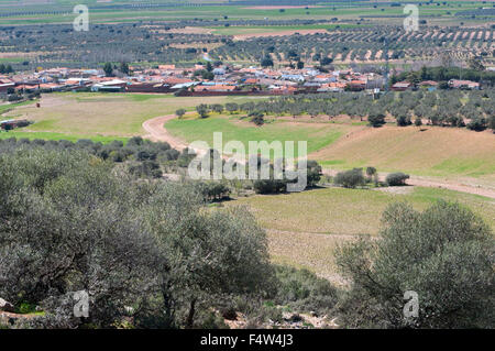 Petite ville typique dans La Mancha, en Espagne. Photo prise dans la province de Ciudad Real Banque D'Images