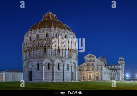 Le baptistère et la cathédrale de Pise, la Tour Penchée derrière, Pise, Toscane, Italie, Europe Banque D'Images