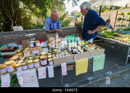 Les étals de marché , Siena, Toscane, Italie, Europe Banque D'Images