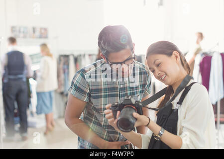 Photographe et designer de mode looking at camera in office Banque D'Images