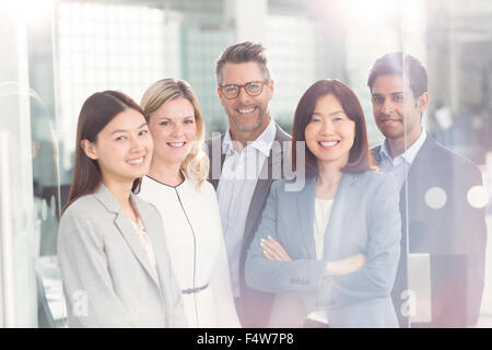 Portrait confiant business people in office Banque D'Images