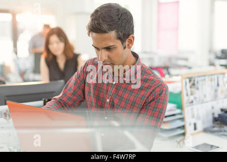 L'accent businessman working in office Banque D'Images