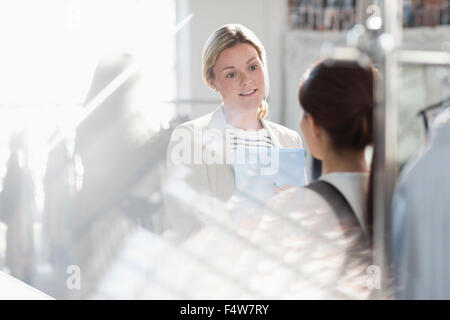 Businesswomen talking in office ensoleillée Banque D'Images