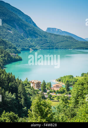 Le Lac de Molveno, élu plus beau lac en Italie en 2015 Banque D'Images