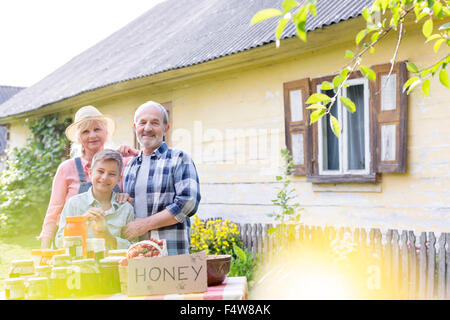 Portrait heureux grands-parents et petit-fils de vendre le miel Banque D'Images