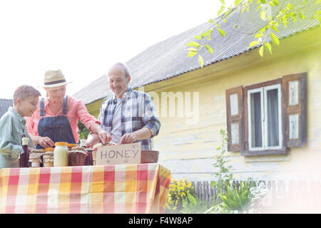 Les grands-parents et petit-fils de miel vente Banque D'Images