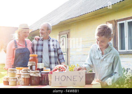 Les grands-parents et petit-fils de miel vente Banque D'Images