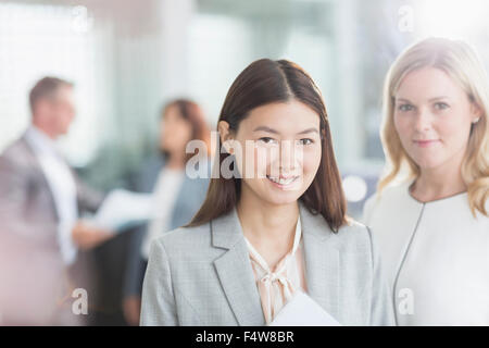 Portrait people shaking hands in office Banque D'Images