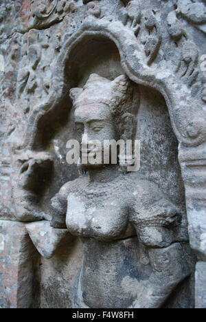 Sculpture de danseuse dans les ruines du complexe du temple de Preah Khan au Cambodge. Banque D'Images