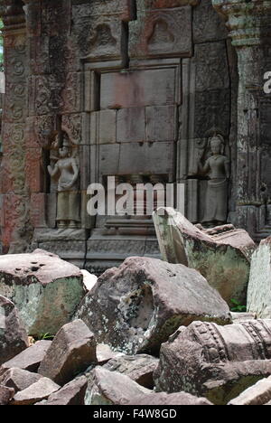 Sculptures sur pierre dans les ruines du complexe du temple de Preah Khan au Cambodge. Banque D'Images