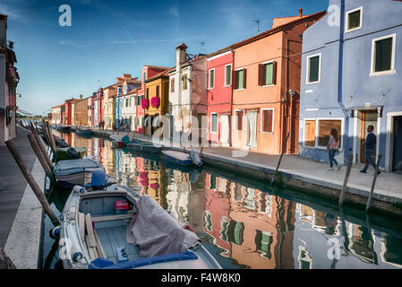 BURANO ITALIE VERS SEPTEMBRE 2015 : Burano est une île de la lagune de Venise connu pour ses typiques maisons aux couleurs vives et t Banque D'Images