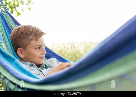 Boy relaxing in hammock Banque D'Images