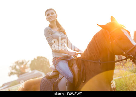 Femme l'équitation Banque D'Images