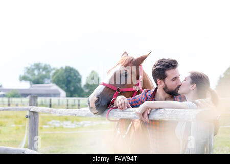 Couple avec l'embrassant au pâturage Clôture rurale Banque D'Images