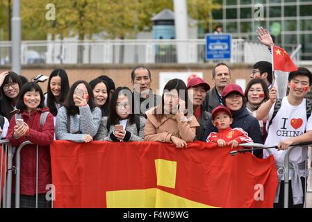 Manchester, UK. 23 Oct, 2015. Un groupe de chinois pour attendre l'arrivée de la président chinois Xi Jinping, accompagné de son épouse Madame Peng Liyuan, lors de leur visite à l'Etihad Stadium, domicile de Manchester City Football Club, le dernier jour de sa visite en Angleterre. Plus tôt dans la matinée il avait visité l'Institut National de graphène à l'Université de Manchester. Il va déjeuner avec David Cameron, le Premier ministre britannique, à la Manchester Town Hall. Après le déjeuner, il assiste à un événement à l'aéroport de Manchester avant de repartir. Leader chinois visites Manchester UK © John Fryer/Alamy Banque D'Images