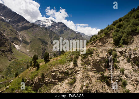 L'Inde, l'Himachal Pradesh, Lahaul et Spiti, Darcha, section de montagne étroite route Leh-Manali couper à travers collines rocheuses Banque D'Images