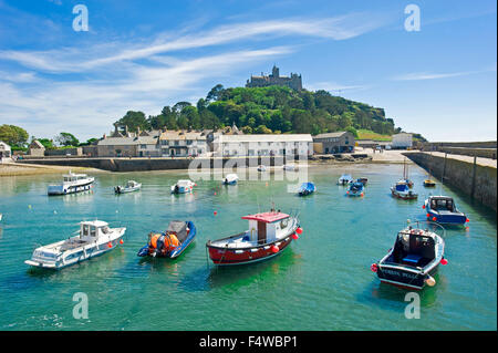 Une vue sur St Michael's Mount avec le port et village de l'avant-plan. Banque D'Images