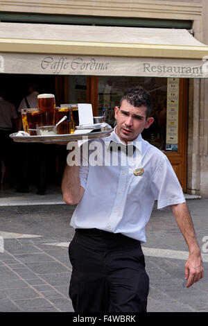 Serveur à l'extérieur de Codina, Caffe Banque D'Images