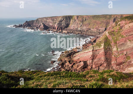 Géologie dramatique à St Annes Head, Pembrokeshire, pays de Galles. Banque D'Images