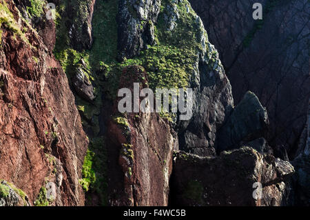 Falaises spectaculaires à St Annes Head à Pembrokeshire, pays de Galles. Banque D'Images