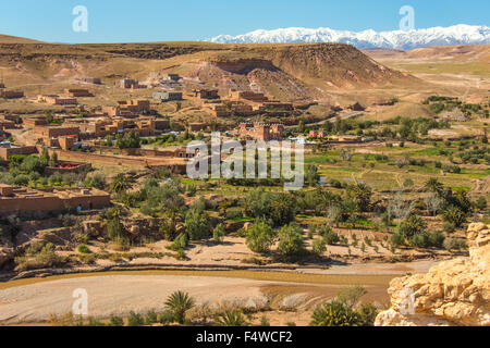 Le point de vue du nouveau village d'Aït Benhaddou ville fortifiée (ou ksar) et classée au Patrimoine mondial de près de Marrakech Maroc Banque D'Images