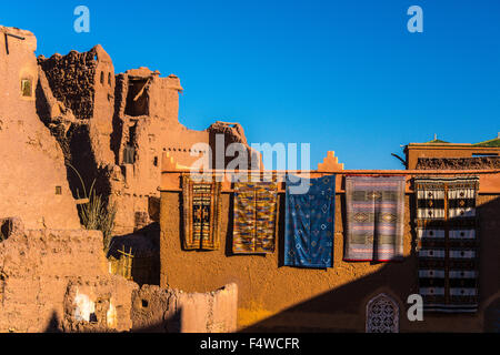 Affiché sur un tapis mur à Ouarzazate, la vallée du Draa près de Marrakech Maroc Banque D'Images