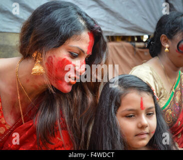 Kolkata, Inde. 23 Oct, 2015. Bijaya Dashami est le dernier jour de Duga Puja. Les femmes hindoues bengali et jouer avec frottis au cours de vermilion Sindur Khela cérémonie traditionnelle sur la dernière journée de Durga Puja festival . Credit : Tanmoy Bhaduri/Pacific Press/Alamy Live News Banque D'Images