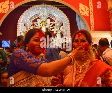 Kolkata, Inde. 23 Oct, 2015. Bijaya Dashami est le dernier jour de Duga Puja. Les femmes hindoues bengali et jouer avec frottis au cours de vermilion Sindur Khela cérémonie traditionnelle sur la dernière journée de Durga Puja festival . Credit : Tanmoy Bhaduri/Pacific Press/Alamy Live News Banque D'Images