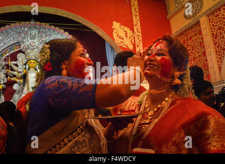 Kolkata, Inde. 23 Oct, 2015. Bijaya Dashami est le dernier jour de Duga Puja. Les femmes hindoues bengali et jouer avec frottis au cours de vermilion Sindur Khela cérémonie traditionnelle sur la dernière journée de Durga Puja festival . Credit : Tanmoy Bhaduri/Pacific Press/Alamy Live News Banque D'Images